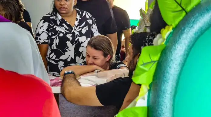 Mãe de Nayara Vilela diz que viu cantora caminhando em cemitério: “Me deu paz”