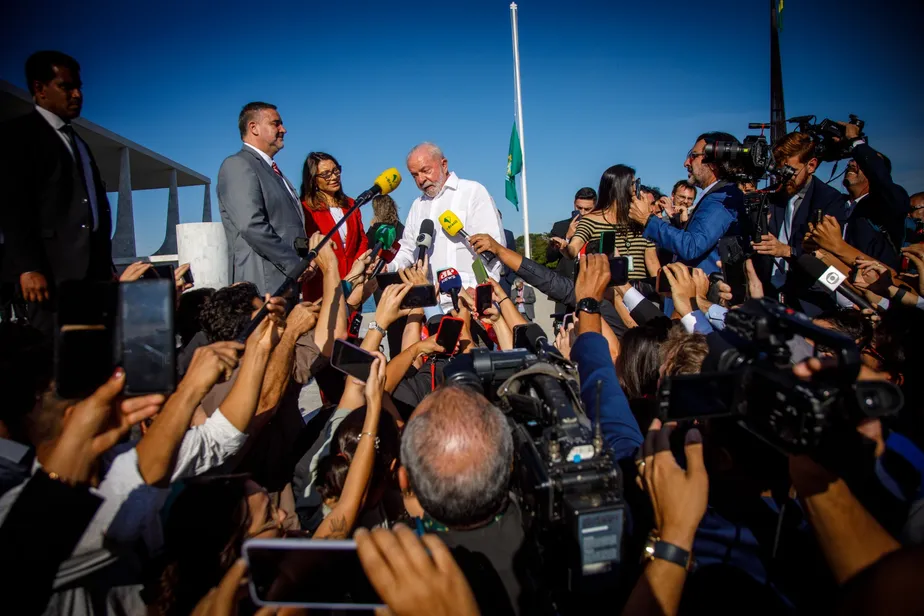 Lula determina retirada das grades do Planalto após dez anos, enquanto governo aluga 124 km de cercas de proteção