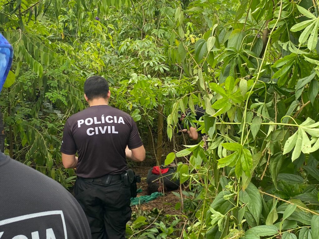 Corpo de motoboy é encontrado com as mãos amarradas e marcas de terçadada no AC
