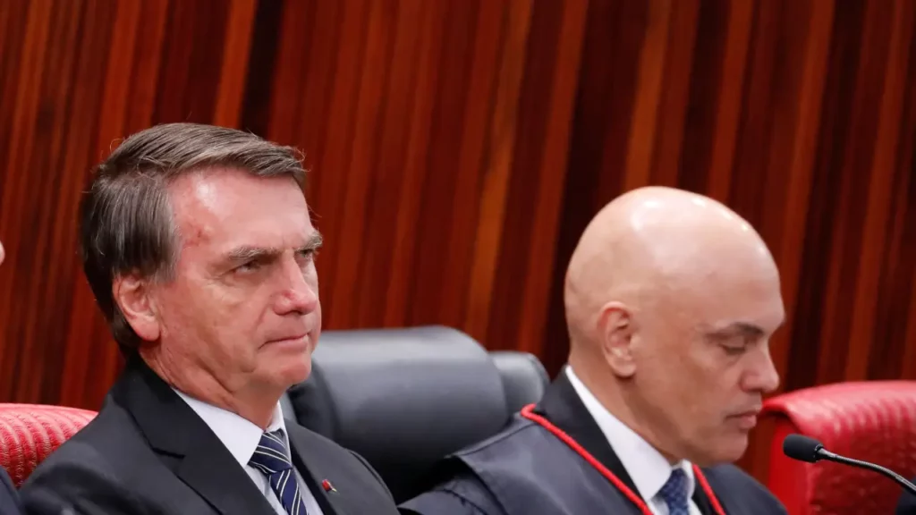 Moraes determina apreensão do passaporte de Bolsonaro, que deve entregar