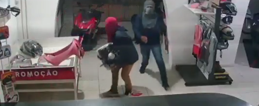 VÍDEO: Loja de motocicletas é invadida por assaltantes em Cruzeiro do Sul