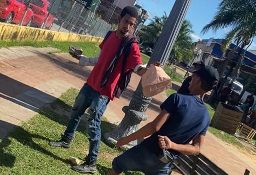 VÍDEO: Homem quase acaba esfaqueado durante discussão no Centro de Cruzeiro do Sul