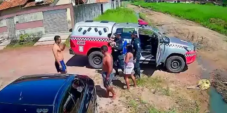 VÍDEO: Policiais militares salvam bebê engasgado com pedaço de maçã