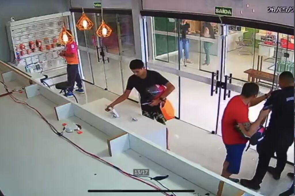 Assalto é registrado à luz do dia na Galeria Rio Môa, em Cruzeiro do Sul