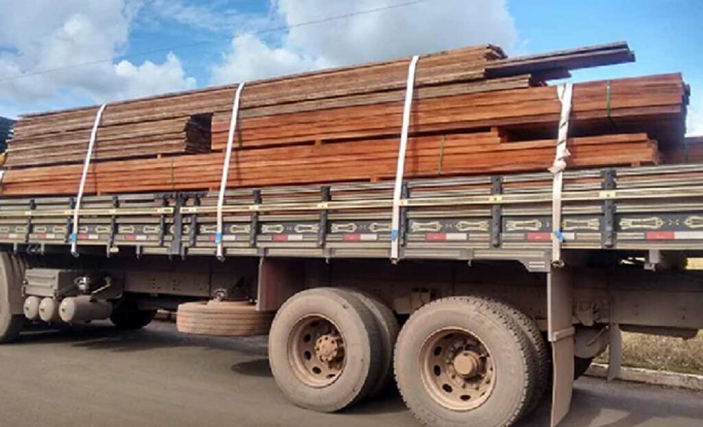 Carreta com madeira ilegal é apreendida pela PM em Cruzeiro do Sul