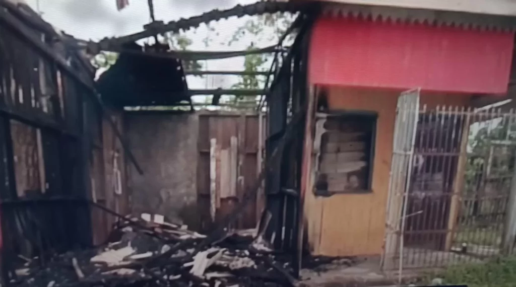 Moradores se revoltam e incendeiam casa de acusado de matar adolescente no Acre