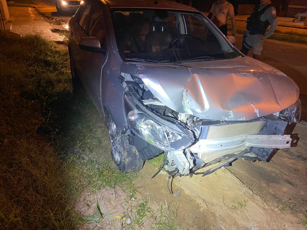 Em Cruzeiro do Sul, motorista bate carro alugado e foge do local