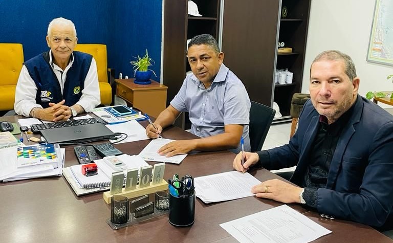 Prefeito de Porto Walter assina convênios com o Estado que somam R$1,6 milhões