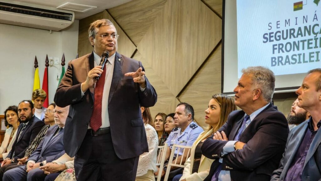 Flávio Dino diz que Bolsonaro paralisou recursos do Acre e critica ex-presidente