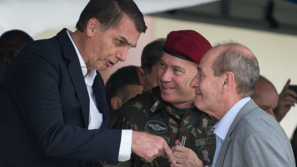 Advogado ligado à família Bolsonaro deixa defesa de Mauro Cid