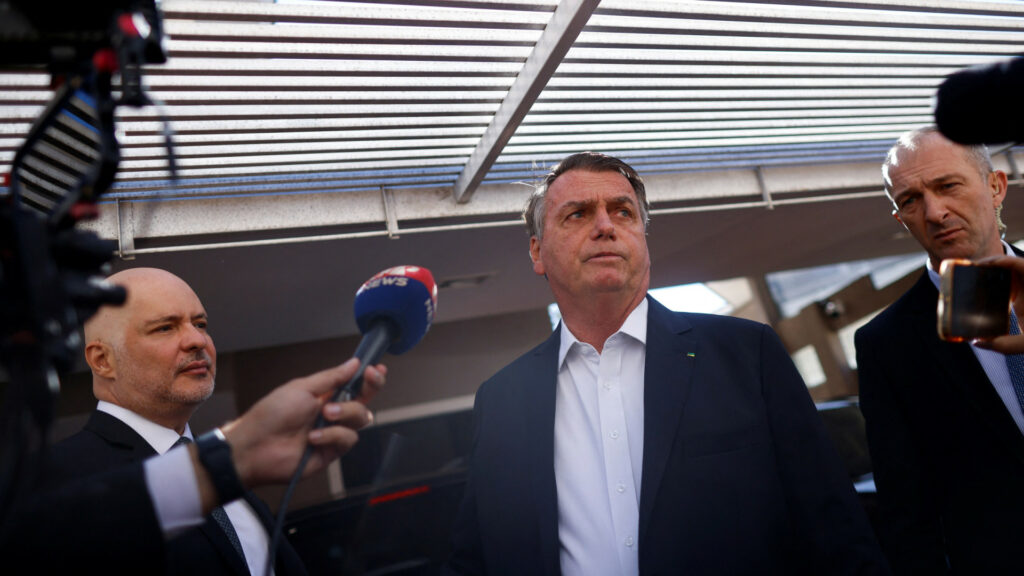 Enfermeira diz que emprestou senha para chefe excluir registros de Bolsonaro