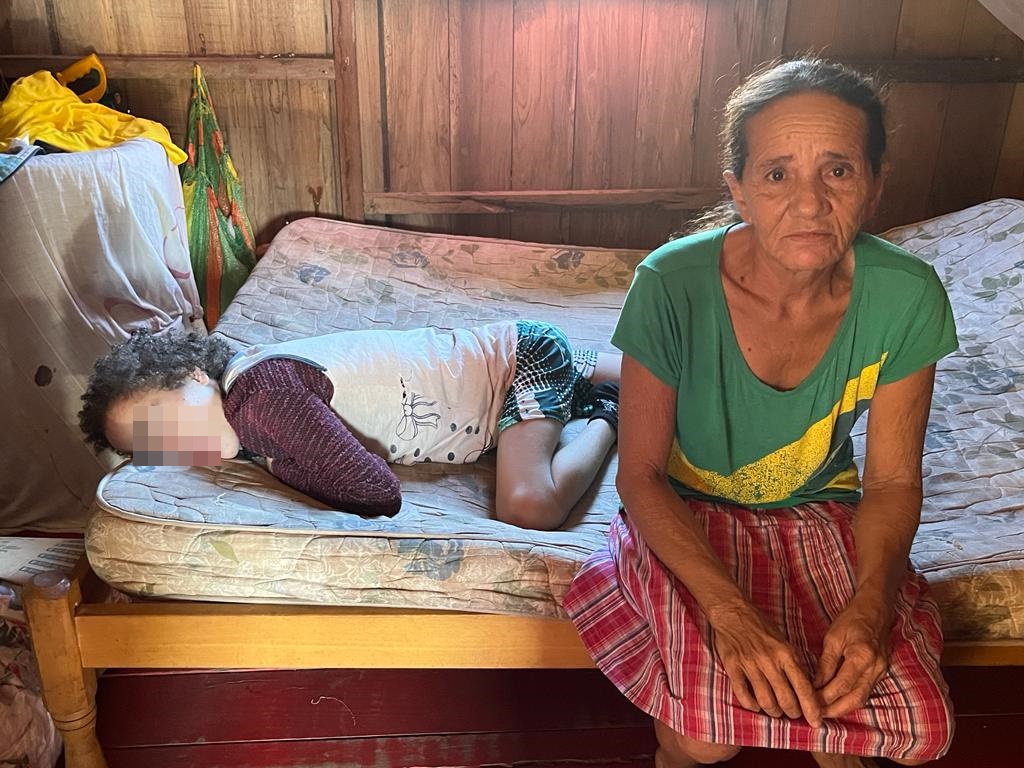 Em Cruzeiro do Sul, adolescente com deficiência tem benefício cortado pelo INSS e mãe pede ajuda