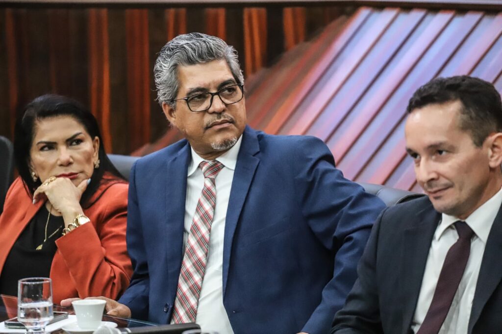 Edvaldo diz que governo não terá mais desculpa após decisão do STF e cobra envio de projeto que estabelece piso nacional da enfermagem