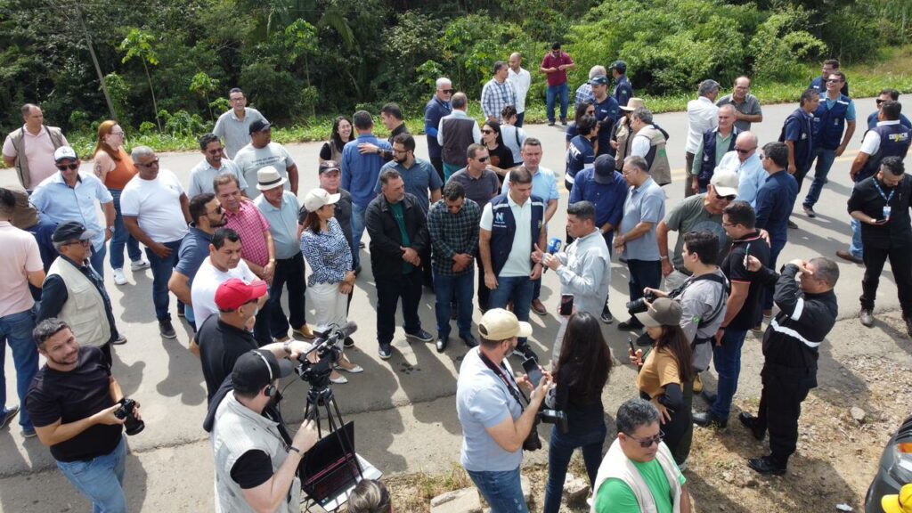 Na chegada ao Purus, deputados dizem está otimistas com obras na 364