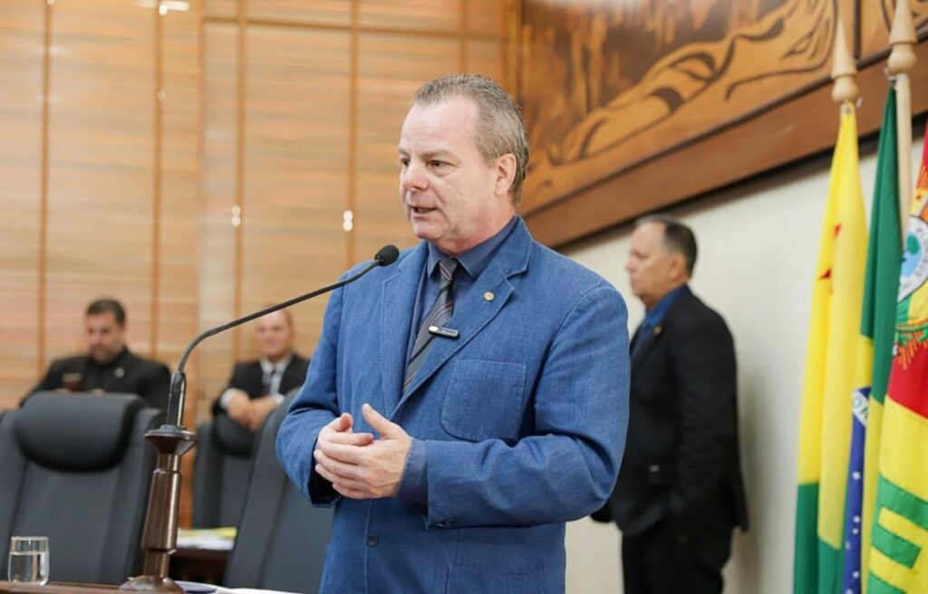 Longo agradece Gladson por PL que cria aposentadoria especial de servidores com deficiência