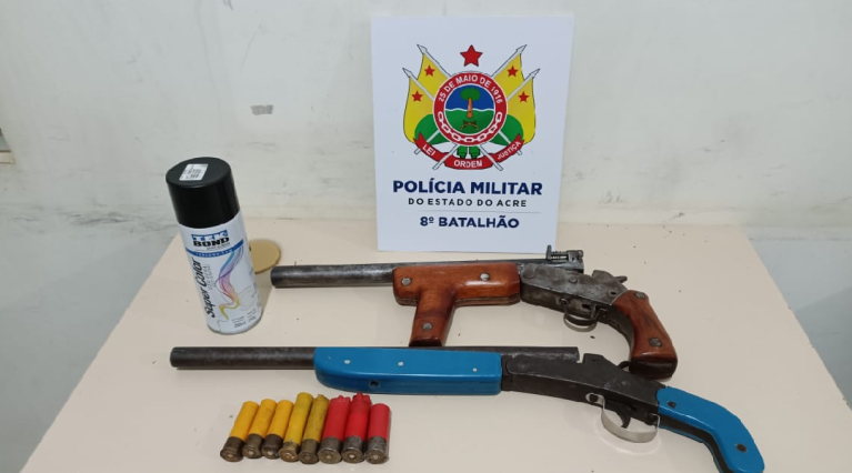 PM apreende duas armas de fogo no interior do Acre; acusado de roubo foge