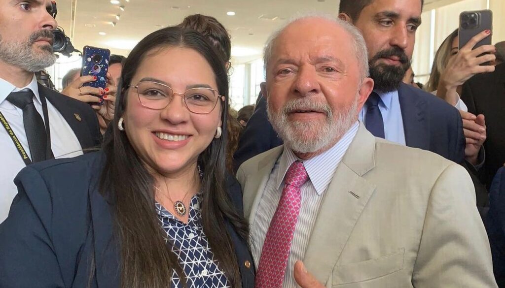 Apoiadora de Bolsonaro, deputada Meire Serafim posa ao lado de Lula