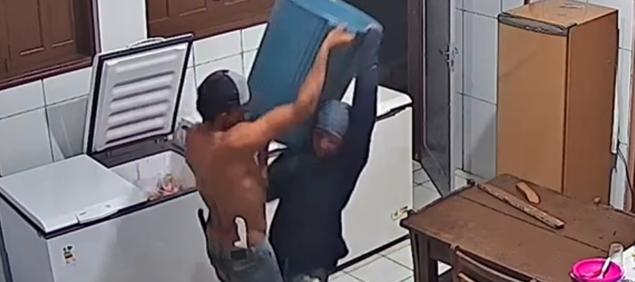 VÍDEO: Ladrões são ‘pegos de surpresa’ e câmeras gravam furto em escola de Mâncio Lima