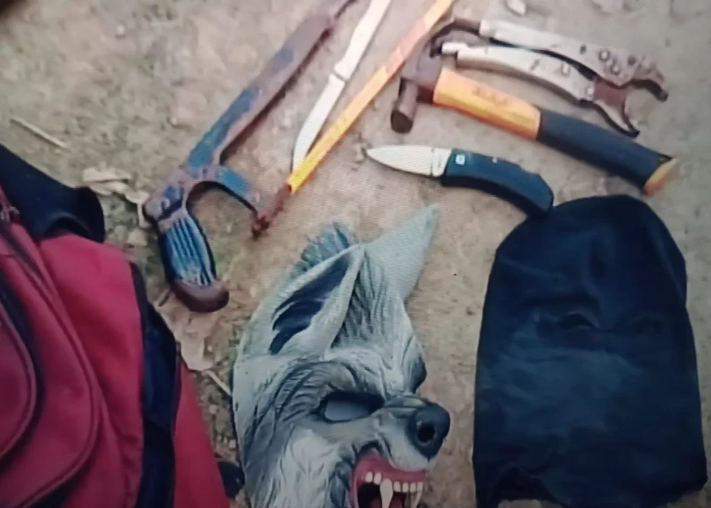 Bandidos usam máscara de lobisomem, fazem família refém e roubam carro no AC