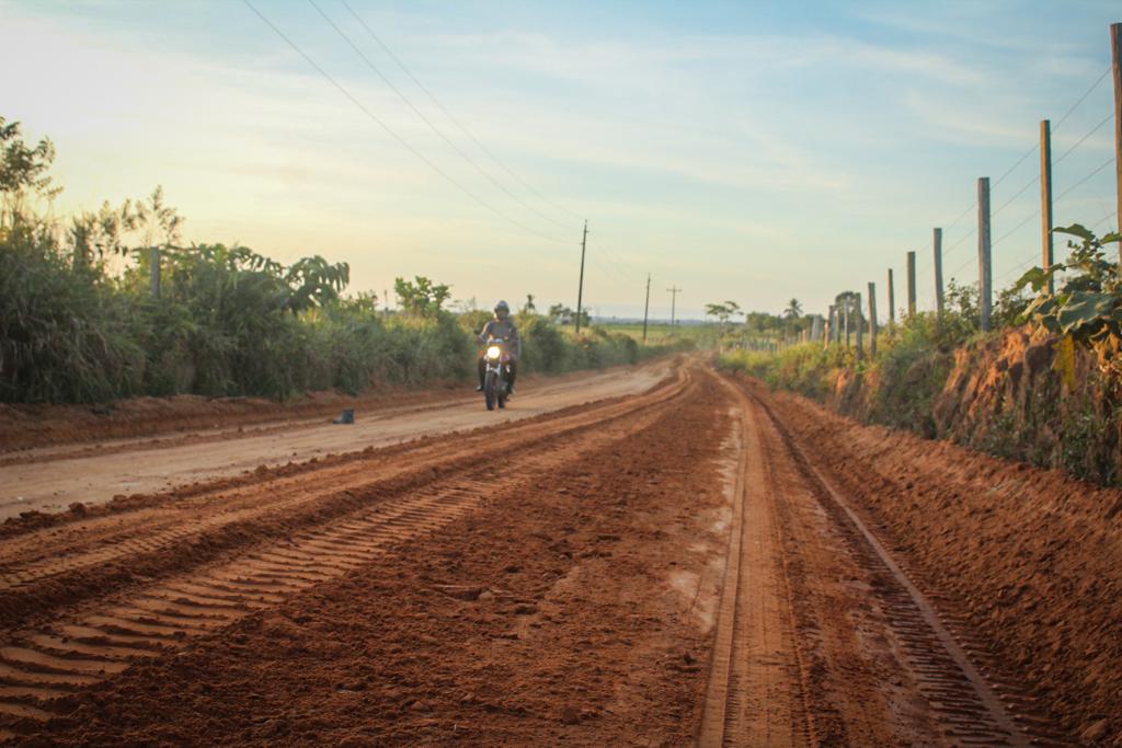Máquinas do Deracre trabalham no Ramal Nova Cintra, em Rodrigues Alves