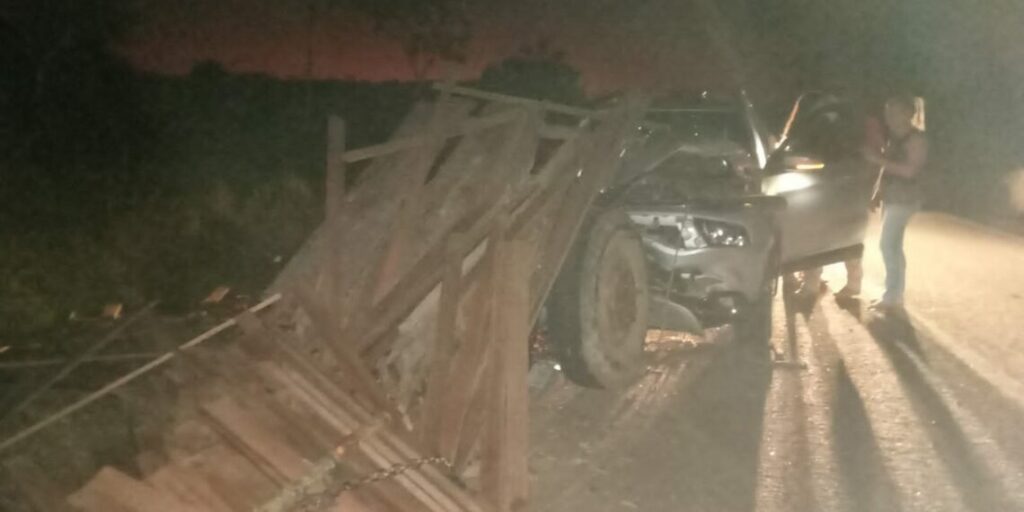 Colisão entre caminhonete e carroça carregada de madeira quase termina em tragédia no Acre