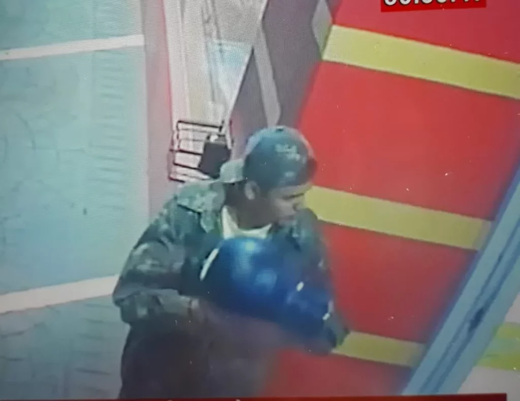 Homem com farda do exército rende funcionários e rouba drogaria no AC