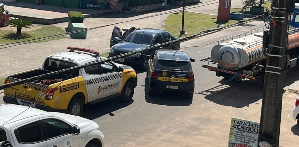Motorista dirigindo na contramão é flagrado por agentes de trânsito no Centro de Cruzeiro do Sul
