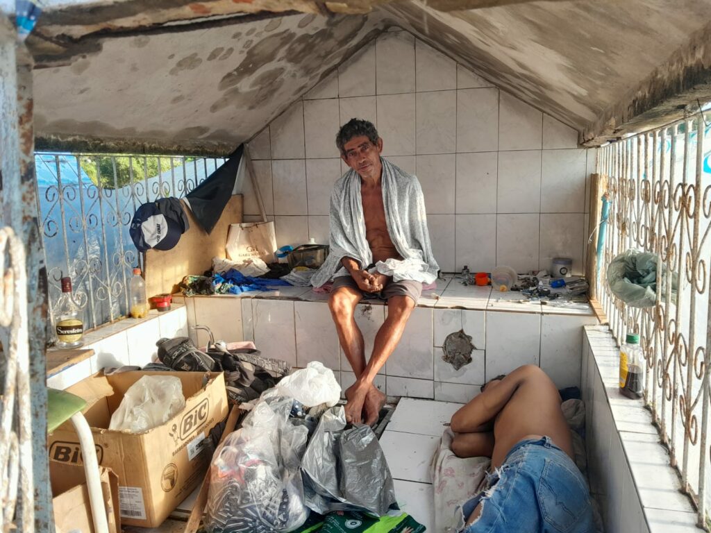 Em Cruzeiro do Sul, morador de rua conta que está ‘vivendo’ em cemitério há 9 meses: “Não queria isso”