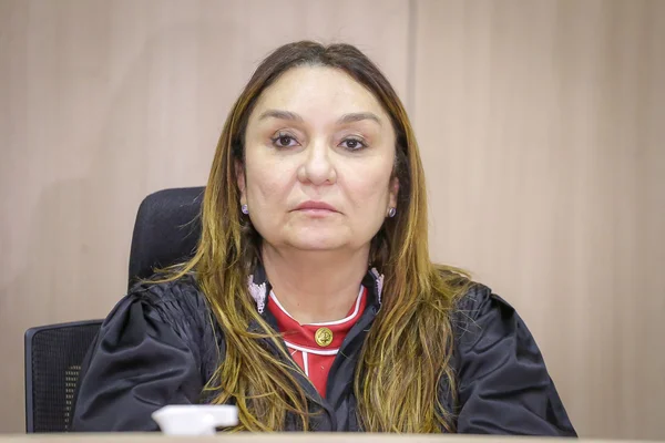 Juíza causa revolta ao soltar bandido que atirou na cabeça de policial e alegar que “não teve intenção de matar”