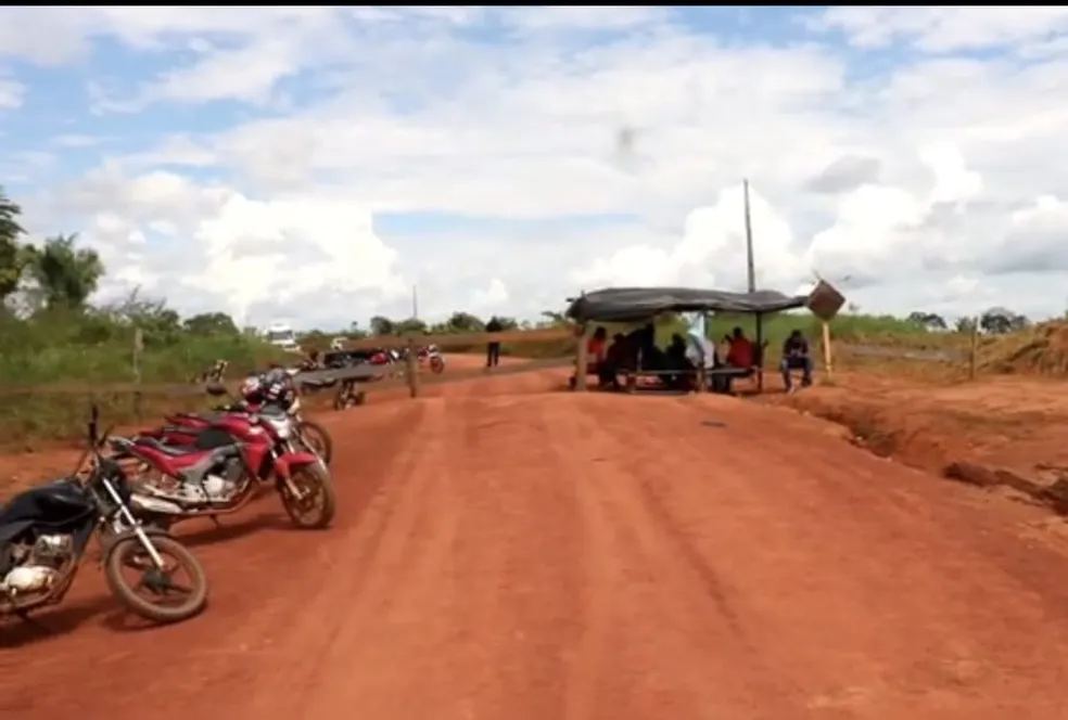 Rodovia que liga AM e AC, BR-317 está bloqueada há mais de uma semana e interdição afeta abastecimento em Boca do Acre
