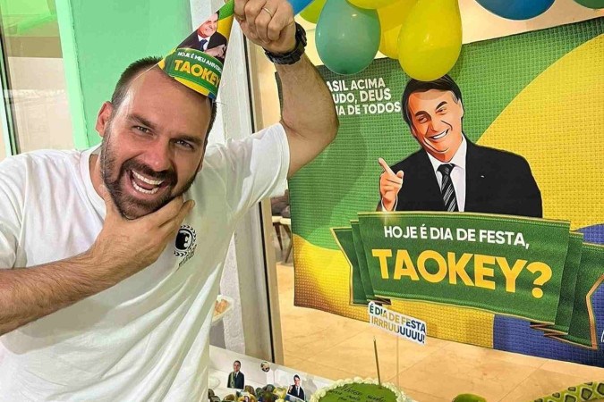 Eduardo aproveita seu aniversário para lançar ‘kit festa do Bolsonaro’