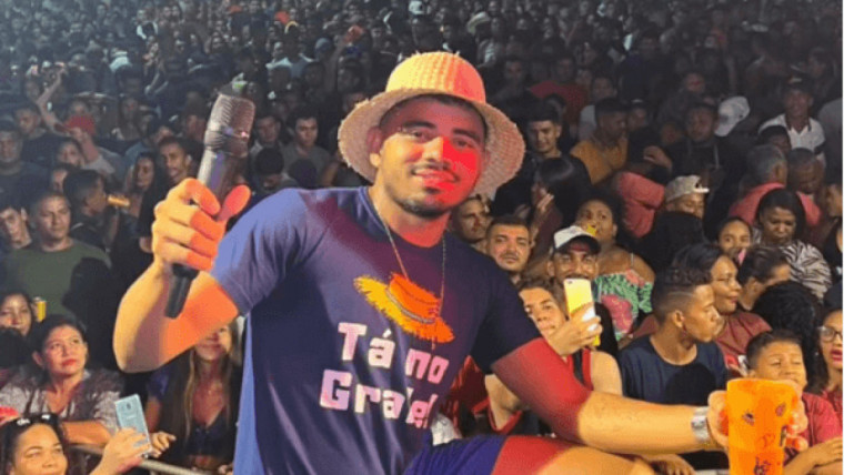 Cantor Evoney Fernandes abre 1ª noite de shows na Expoacre 2023