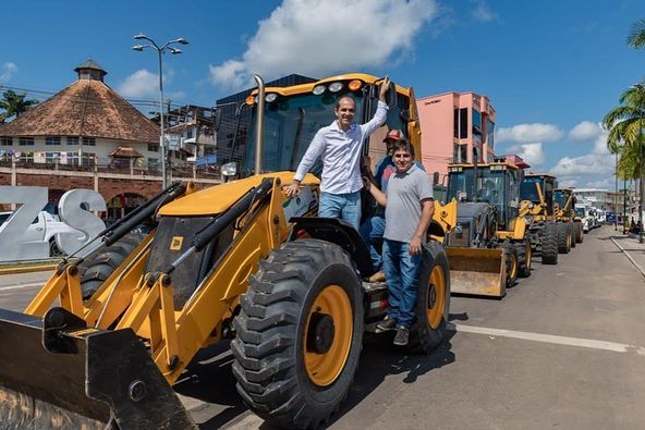 Com investimentos de R$ 16 milhões, Zequinha Lima entrega maquinários em Cruzeiro do Sul