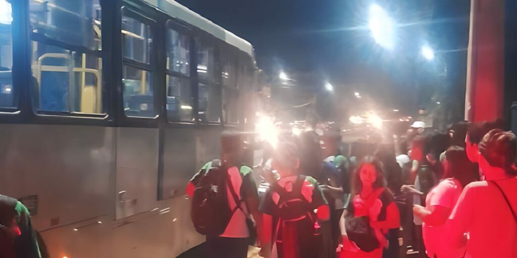 Porta de ônibus abre e adolescentes são arremessados para fora do veículo