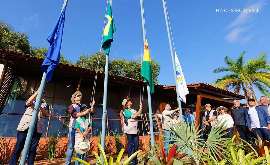 Hasteamento da bandeira marca abertura da Expoacre 2023