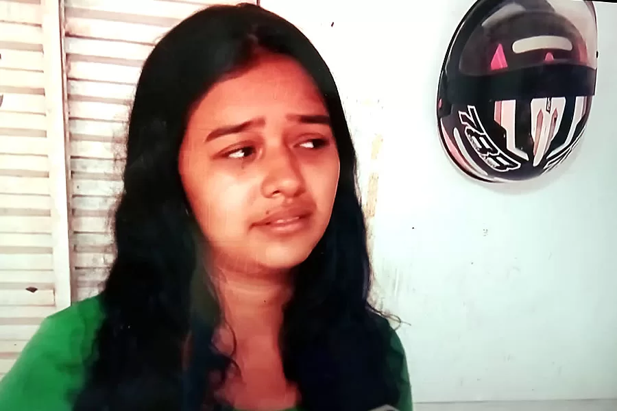 Jovem trabalhadora chora ao pedir que ladrões devolvam motocicleta furtada