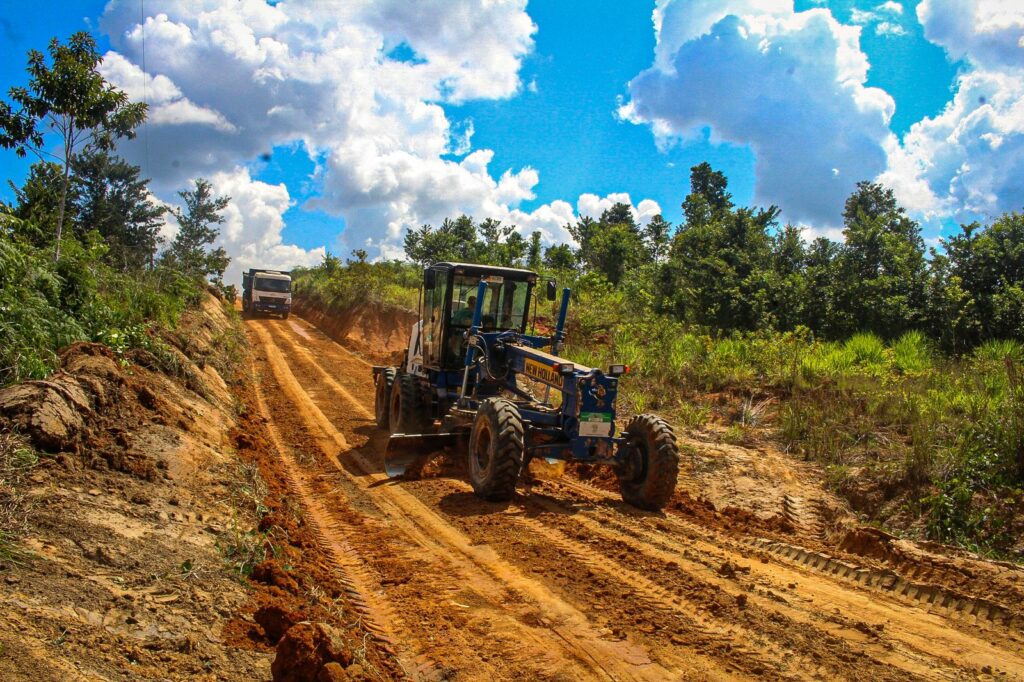 Deracre executa trabalho no Ramal Agrovila do Moju e garante acesso de 150 famílias de Rodrigues Alves