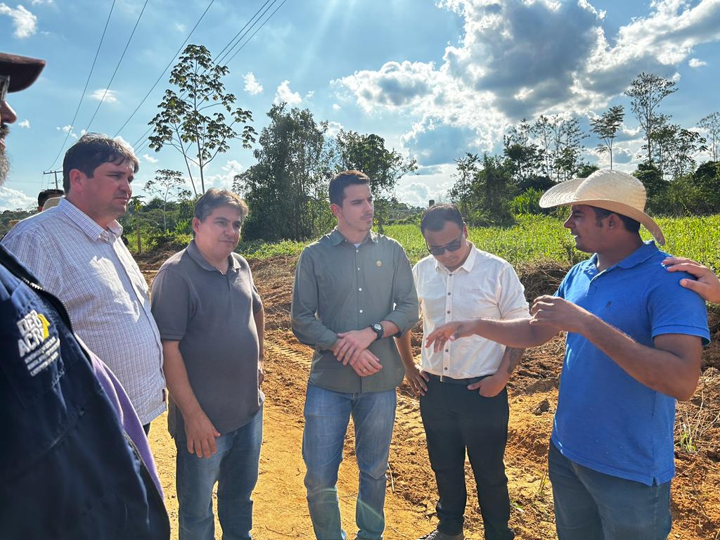 Estado vistoria obras no Vale do Juruá