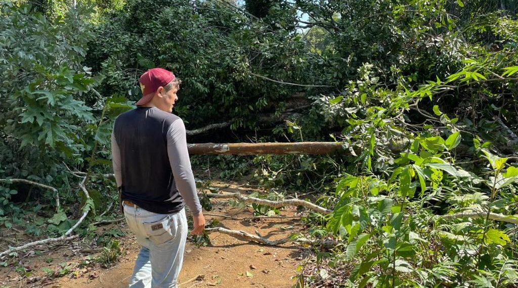 Indígenas fecham estrada que liga Porto Walter a Cruzeiro do Sul e cobram pedágio