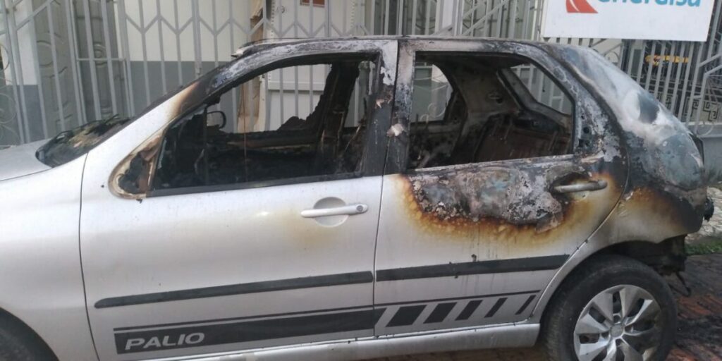 Carro é incendiado em frente a escola no interior do Acre