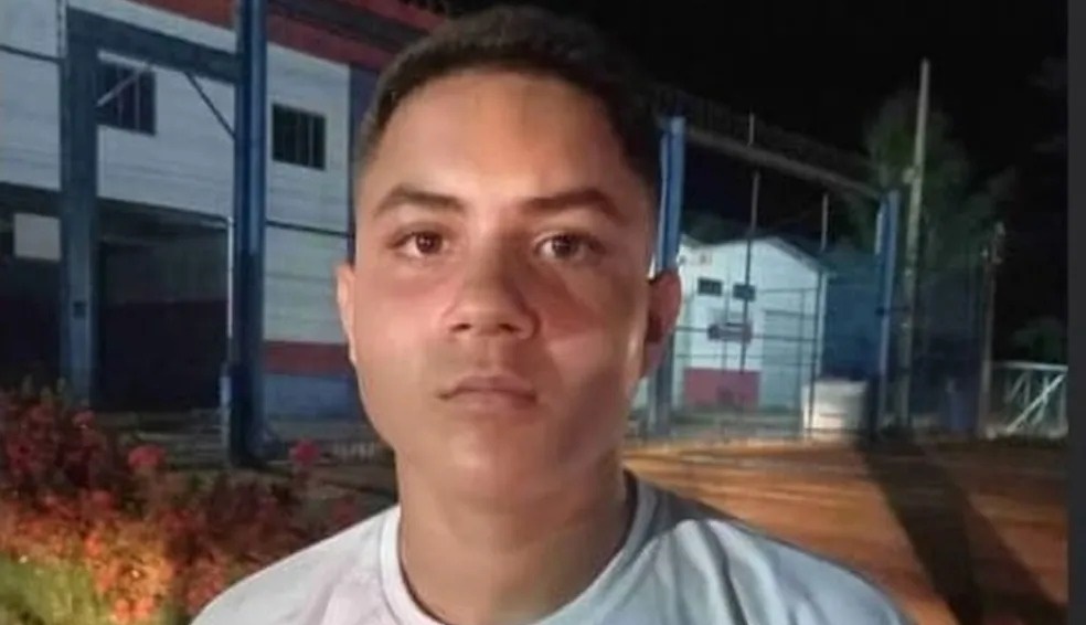 Jovem de 15 anos morto após sair de escola no AC teria feito símbolo de facção durante live: ‘Na inocência’, diz família