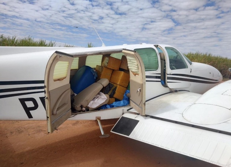 Caças da FAB interceptam avião com 400 kg de droga vindas do Paraguai