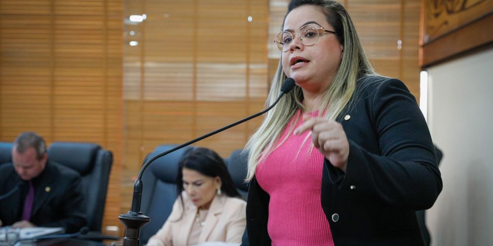 Michele Melo chora na tribuna após confusão entre secretário de Gladson e Edvaldo Magalhães na Aleac