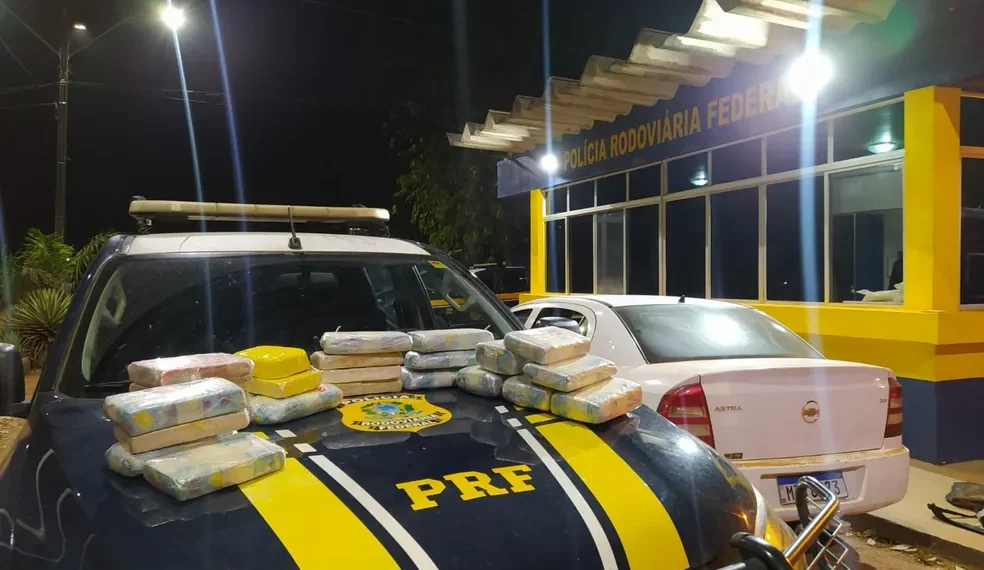 Homem é preso com mais de 27 quilos skunk e cocaína escondidos no porta-malas do carro
