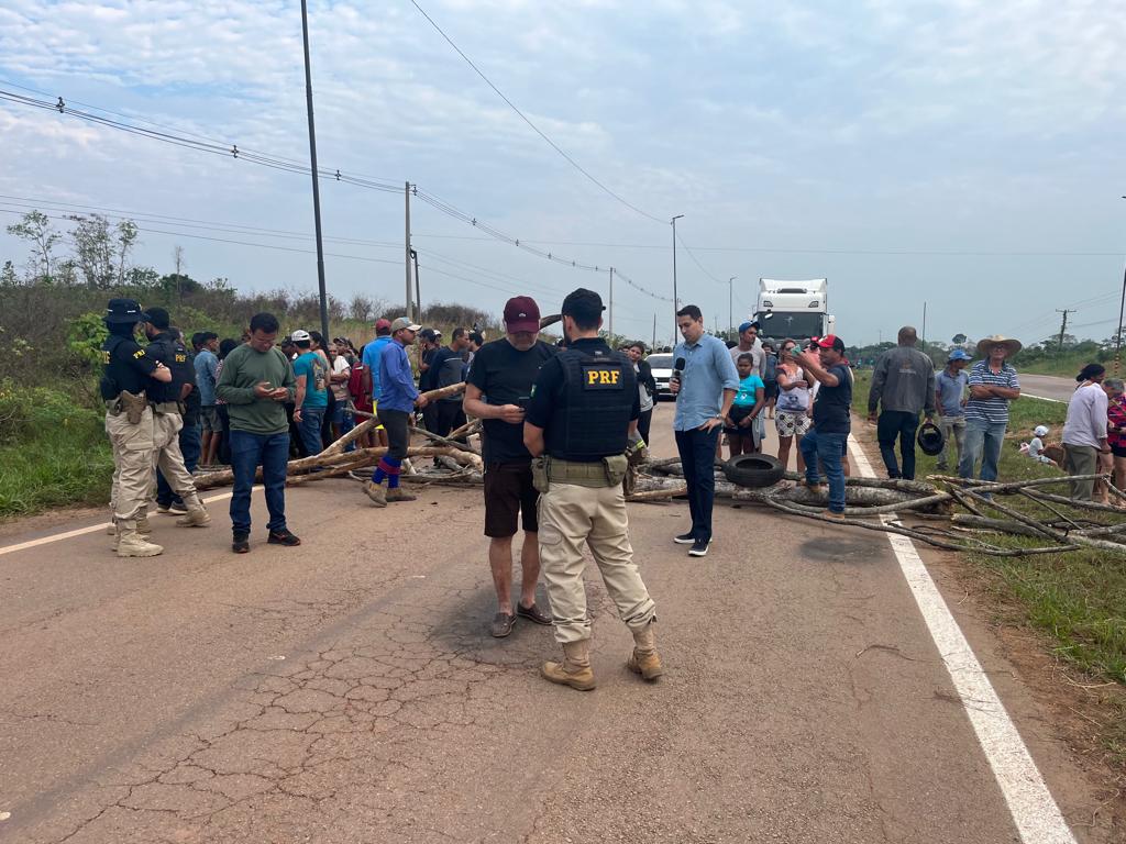 Acesso ao Aeroporto de Rio Branco é interditado em protesto organizado por moradores