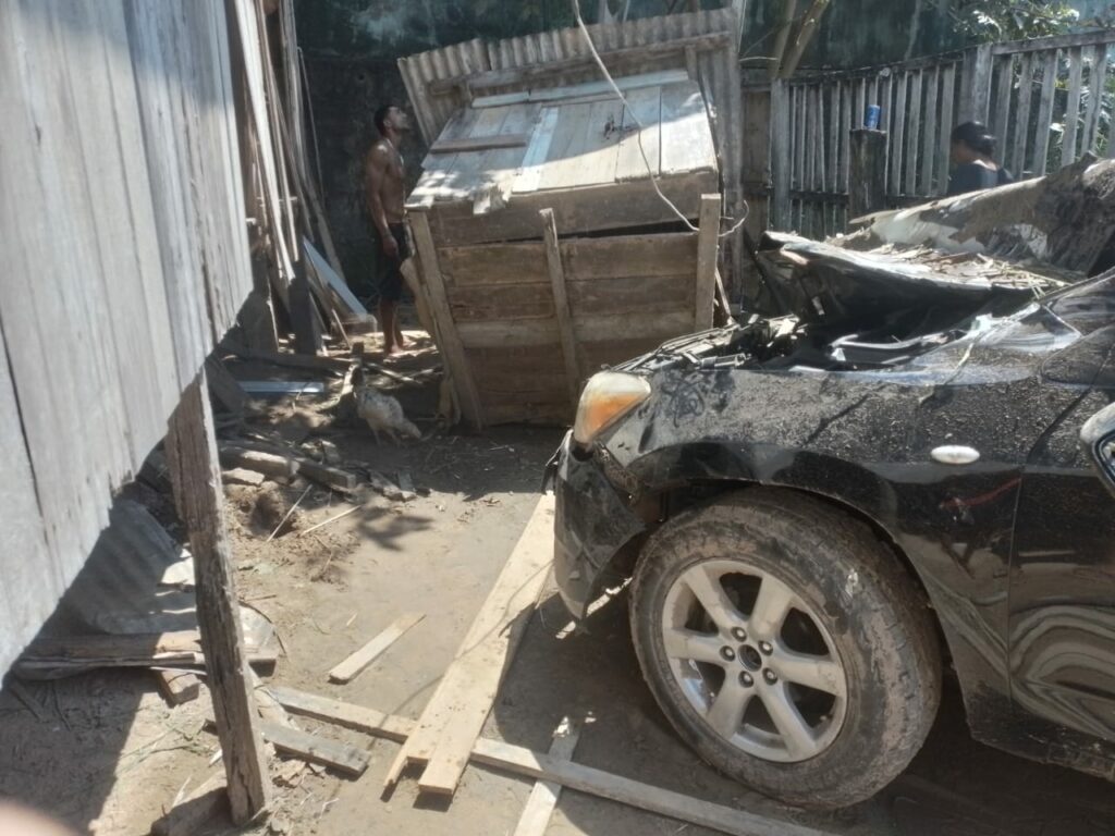 Em Cruzeiro do Sul, condutor alcoolizado invade terreno e bate em galinheiro
