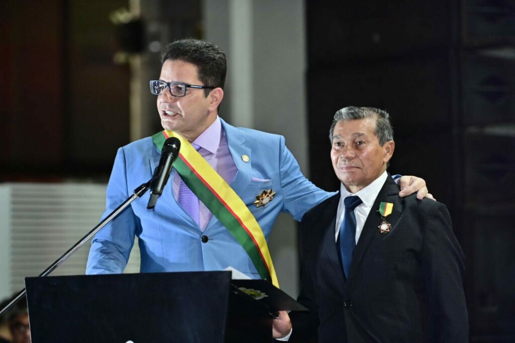 Motorista do governo há quase 44 anos é condecorado pelo governador com a Ordem da Estrela do Acre