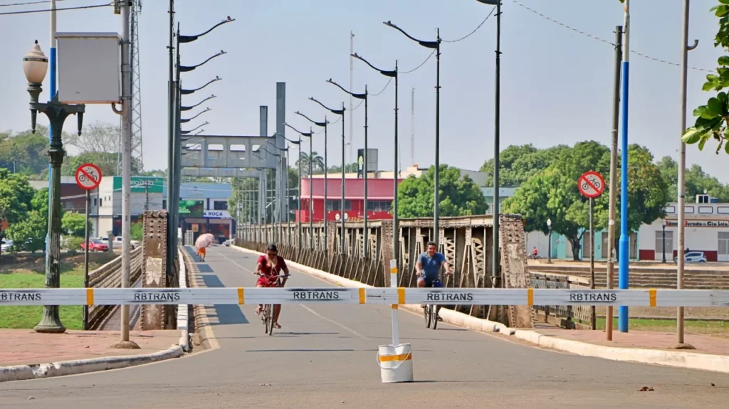 Ponte Metálica segue fechada e comerciantes reclamam: “não tem ninguém trabalhando”