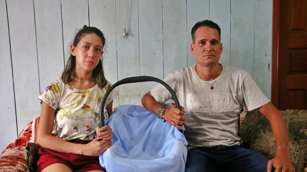 No Acre, casal tem filho de 1 mês tomado pela justiça após denúncia de maus-tratos e tenta provar inocência