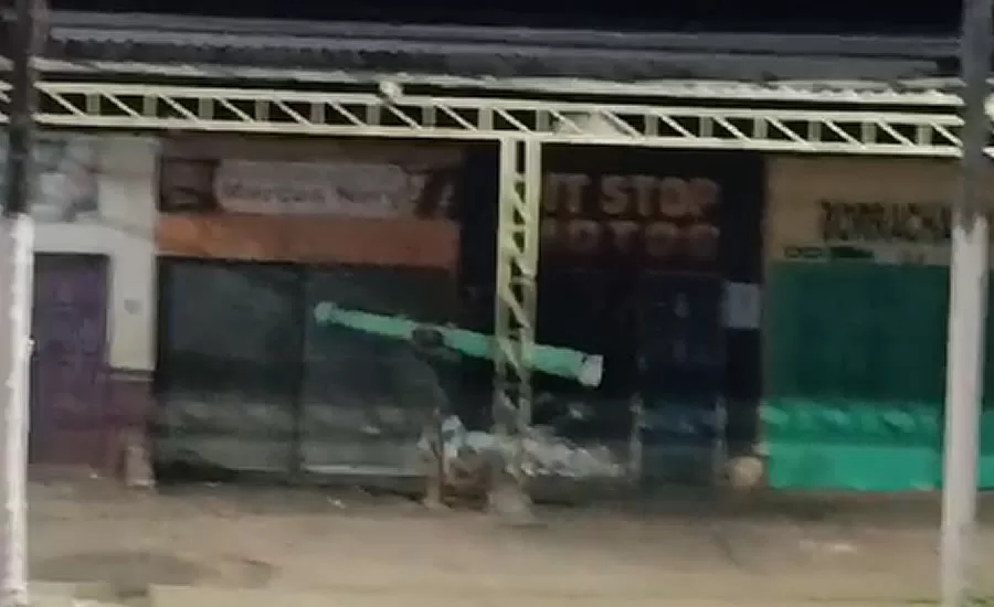 VÍDEO: Homem é flagrado roubando poste no Centro de Cruzeiro do Sul